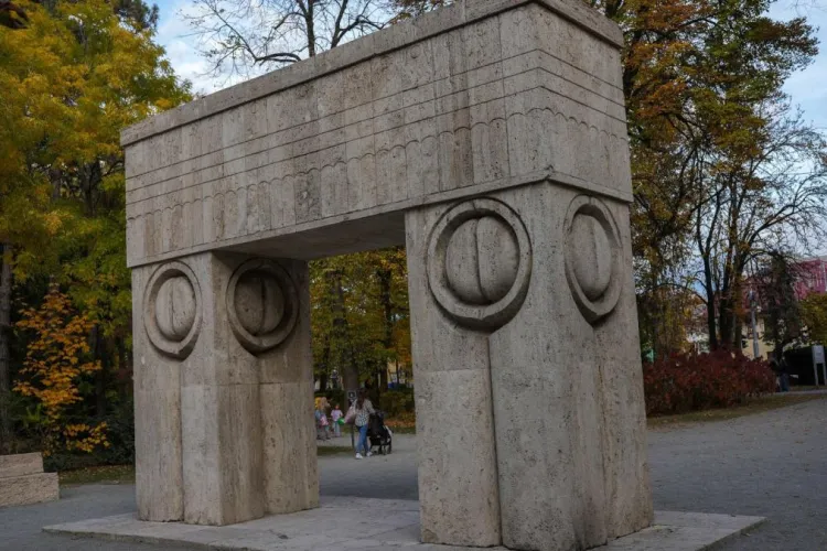 Lipsă de educație sau nu le mai pasă de tradiții? Act de vandalism lângă Poarta Sărutului, chiar de Dragobete. O bancă de piatră a fost spartă