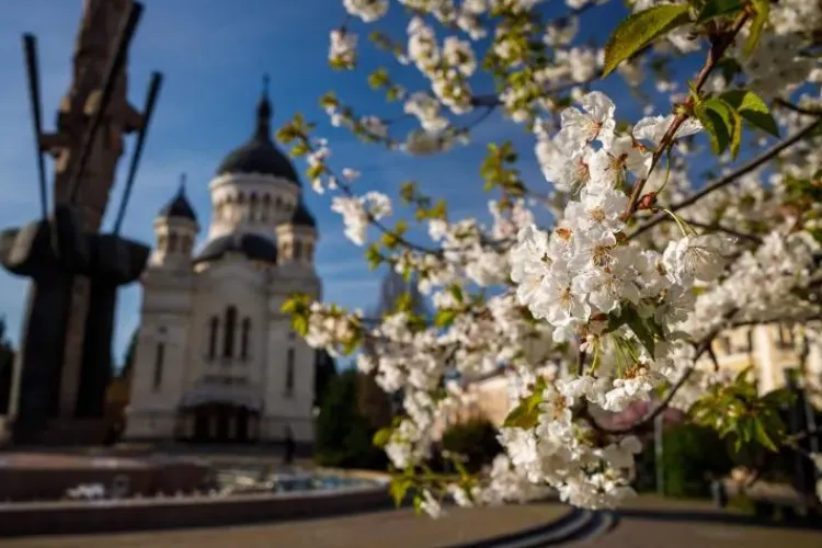 Luna martie începe cu temperaturi ridicate care pot ajunge până la 17 grade Celsius. Finalul lunii aduce răsturnări de situație