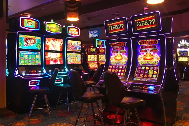 Proiect de hotărâre pentru interzicerea jocurilor de noroc în Cluj-Napoca, pe masa consilierilor. Emil Boc și Dan Tarcea își doresc o dezbatere publică