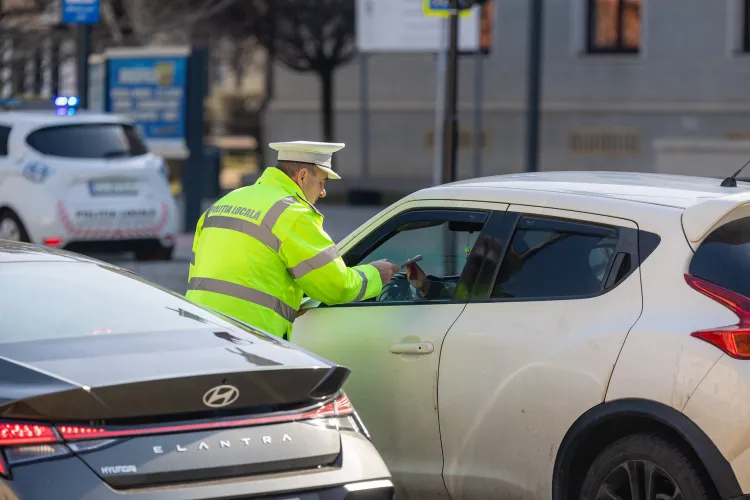 Primăvara începe frumos la Cluj-Napoca! Polițiștii locali au oferit mărțișoare doamnelor și domnișoarelor FOTO