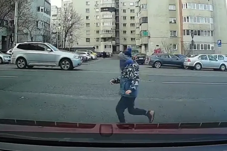 VIDEO. Scenă care îți taie respirația, în Cluj: Un copilaș sare în fața mașinii, la un pas de accident, la câteva ore după trotinetistul izbit de troleu