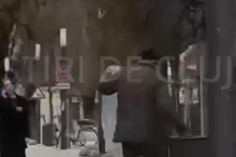 VIDEO. Se fură de toate în Cluj: Un bărbat a fost surprins cum fură sacii de gunoi din tomberoanele din centrul orașului