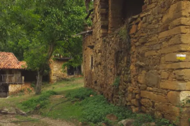 Cu banii unui apartament din Cluj-Napoca îți cumperi un sat întreg! Proprietatea se întinde pe un teren cât 15 terenuri de tenis