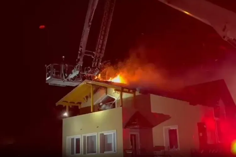 VIDEO. O familie de clujeni s-a trezit noaptea cu casa în flăcări. Pompierii au intervenit și au salvat ce au mai putut: „Coș izolat necorespunzător”