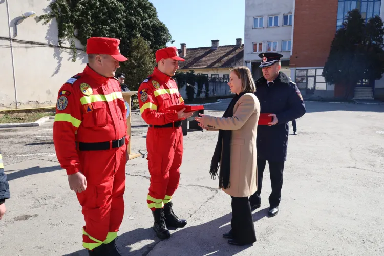 Pompierii clujeni, premiați pentru curajul devotamentul de care au dat dovadă în misiuni critice: „Felicitări tuturor”