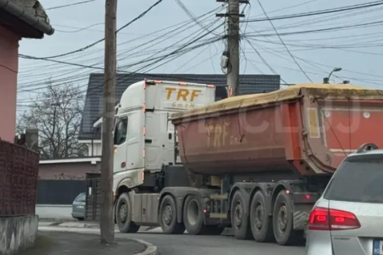 Stradă distrusă de camioane la Cluj-Napoca! Locuitorii acuză autoritățile: „Tot traficul greu a fost mutat aici”