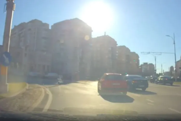 VIDEO Accident în cartierul Mărăști din Cluj-Napoca. Circulația în sensul giratoriu încă pune probleme multor șoferi