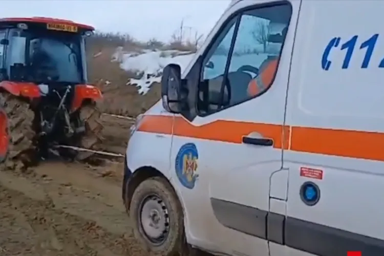 Incredibil: Un pacient a murit, după ce ambulanța nu a reușit să ajungă la timp la el pentru că a rămas blocată în noroi. A fost scoasă cu tractorul