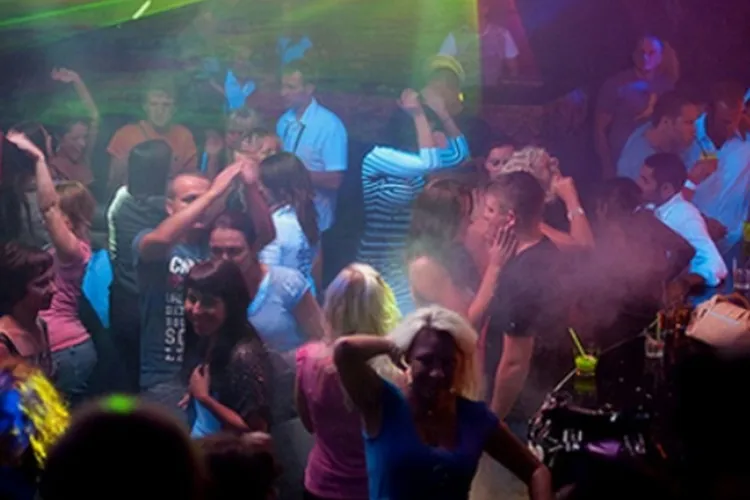 Bătaie la discotecă chiar de Ziua Îndrăgostiților. Un clujean și-a luat la palme iubita, deși avea ordin de protecție. A ajuns după gratii