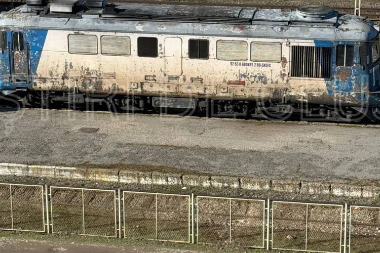 Clujul de 5 stele și trenurile ruginite: O clujeancă se plânde de starea unei locomotive care „nu inspiră deloc încredere”. „Avem pretenții de Dubai”