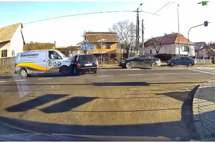 Accident în Cluj! O mașină a fost lovită în plin de o dubiță care circula pe DN1. Resturi din cele două mașini au fost împrăștiate pe carosabil VIDEO