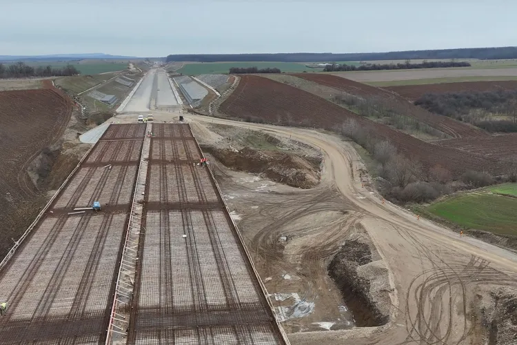 VIDEO. Imagini spectaculoase din dronă. Lucrările pe tronsonul Suplacu de Barcău – Chiribiș din Autostrada Transilvania au fost reluate