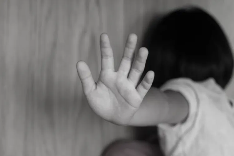 Interdicție totală pentru agresorii intimi în școli și spitale: Acces blocat la orice job care implică persoane vulnerabile