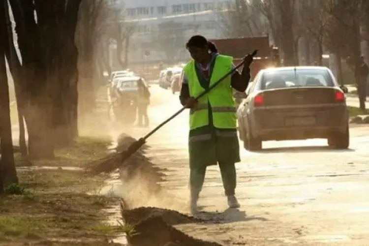Revoltă într-un cartier din Cluj-Napoca! Clujenii se plâng de praf, mizerie și de un crater uriaș pe stradă „Există risc de accident!”