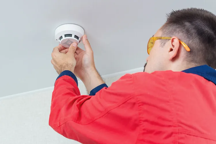 10.000 de detectoare de fum și monoxid de carbon montate gratuit în România! Campania ajunge și în Cluj: Cine poate primi dispozitivele salvatoare