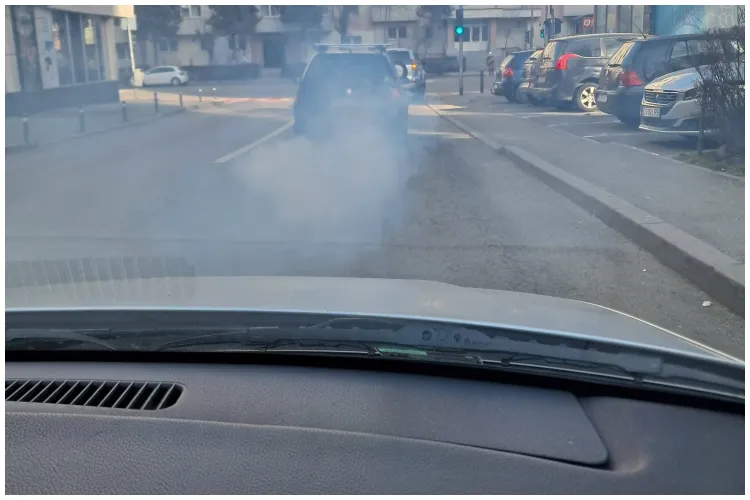 Poluare „de toți banii” în Cluj-Napoca! O mașină a lăsat în urmă un zid de fum: „Oare merge pe cărbune?” FOTO 