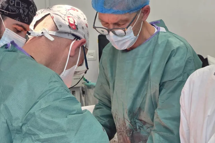 Jos pălăria pentru medicii din Cluj! I-au îndepărtat unui clujean o tumoră gigant de 25 kg. Bărbatul e acum în stare stabilă - Imagini cu impact emoțional