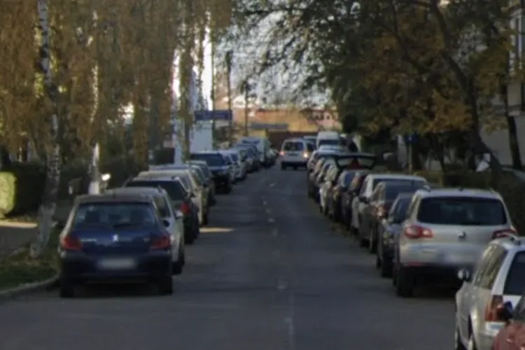 Mașini parcate ilegal lângă grădiniță și creșă provoacă haos zilnic! Vecinii, revoltați: „Nu mai putem trece, totul e blocat!”
