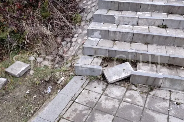 Pericol pe Cetățuie în Cluj-Napoca! Scările principale se destramă, iar oamenii circulă cu lanterna aprinsă noaptea: „Se destramă de anul trecut” 