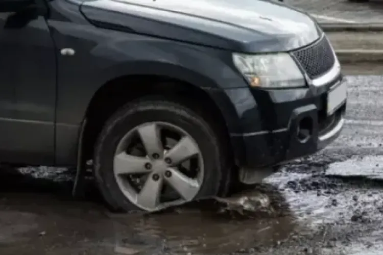 Locuitorii dintr-un cartier din Cluj-Napoca sunt revoltați de traficul greu și asfaltul distrus: „Este mai rău ca după război”