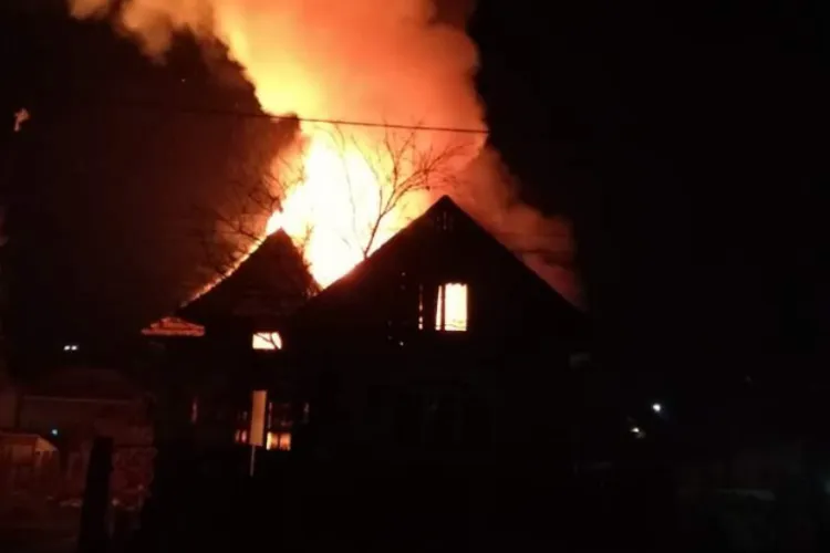 Noapte de panică pentru o familie de clujeni: Casa le-a luat foc în toiul nopții, după ce flăcările au pornit de la hornul locuinței
