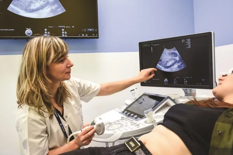 Statistici șocante: Aproape 10% dintre nașteri provin de la adolescente, iar unele fete sub 15 ani devin mame pentru a doua sau chiar a treia oară