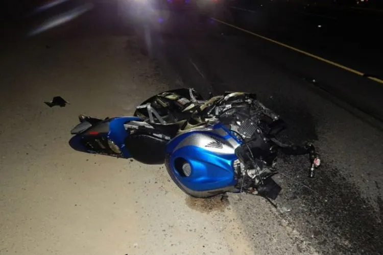 Un motociclist a fost lovit de un autoturism pe Calea Moților din Cluj-Napoca. O ambulanță SAJ îl va transporta la spital, pompierii sunt pe drum