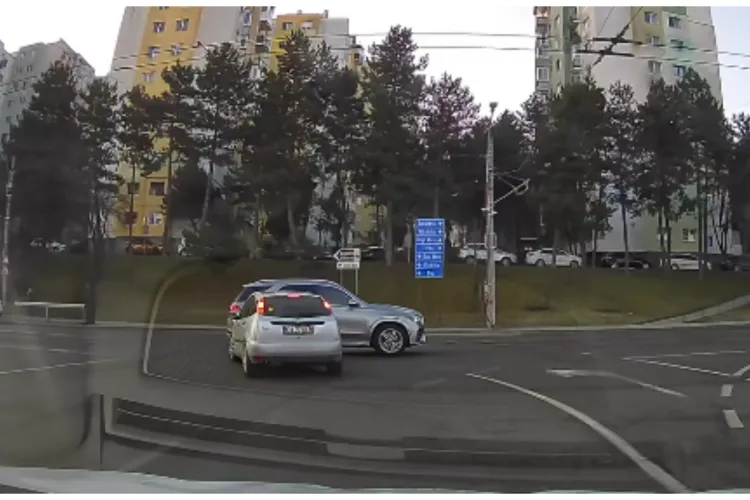 Aproape de un accident grav într-o intersecție din Cluj-Napoca! Un șofer „barosan”, aproape să producă o tragedie: „Dacă are SUV are prioritate” VIDEO 