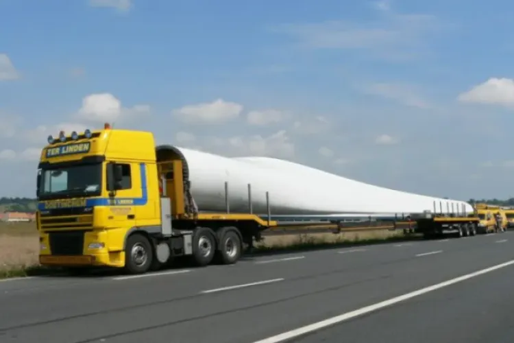 Atenție, șoferi! Camioane gigant de 90 de tone tranzitează Clujul cu componente eoliene uriașe