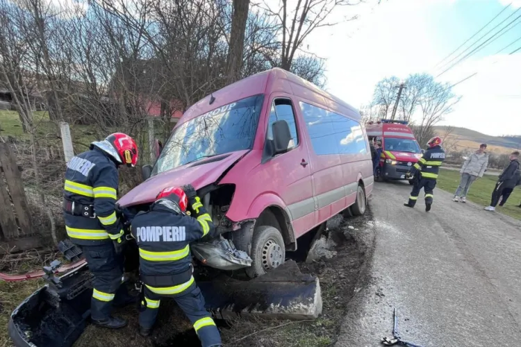 Accident grav: Un microbuz din Cluj cu 11 persoane a intrat într-un cap de pod. Victimele au fost transportate de urgență la spital