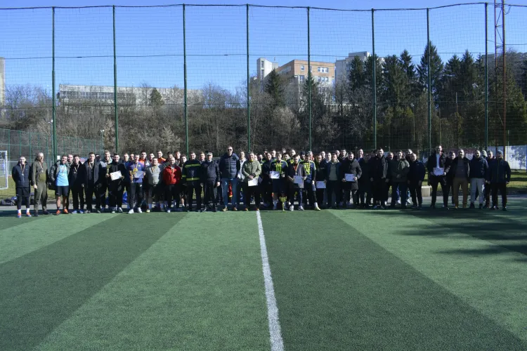 Pompierii au lăsat autospecialele în garaj și au făcut spectacol pe gazon! Cine a câștigat Cupa Protecției Civile după un meci decis în ultimele minute