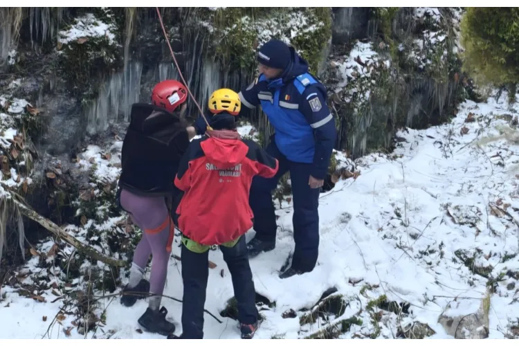 Operațiune dramatică în Cluj! Doi turiști străini rămași suspendați pe stâncă, salvați în ultimul moment