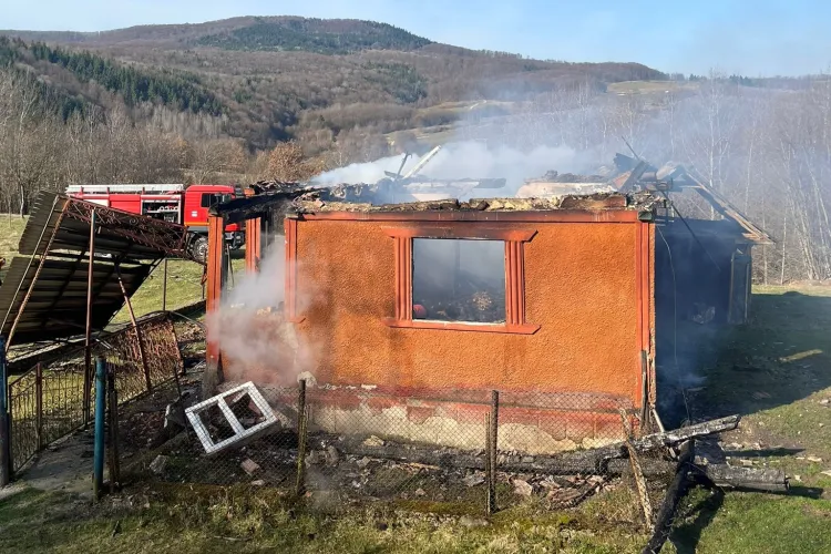 Incendiu violent în Cluj! O casă a ars aproape până la temelii: Pompierii au intervenit de urgență, care a fost cauza incendiului