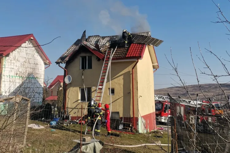 Incendiu violent în Cluj! Acoperișul unei case, cuprins de flăcări pe 80 de metri pătrați: A fost nevoie de 3 autospeciale pentru lupta cu focul