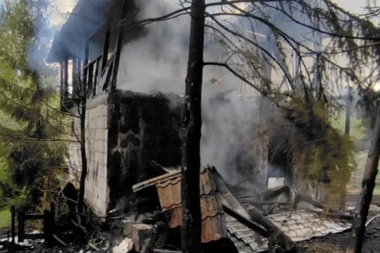 O cabană din lemn, cuprinsă de flăcări în Cluj-Napoca! Focul s-a extins și la vegetația din jur, iar pompierii s-au luptat să ajungă la fața locului