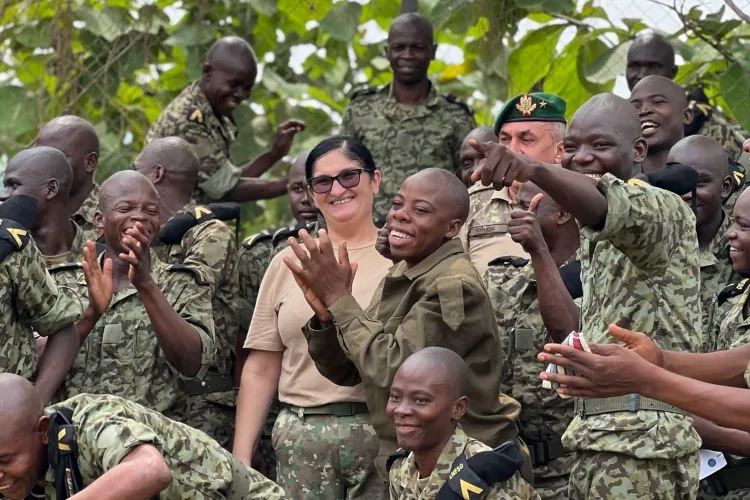 A plecat în misiune în Africa și s-a întors cu o poreclă: „Mama Mo” - Povestea clujencei care a cucerit 50 de soldați cu mâncare românească