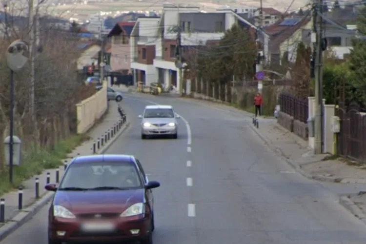 O stradă din Cluj, un pericol zilnic: Mașinile zboară pe tronsonul drept, iar mamele cu cărucioare sunt nevoite să meargă pe carosabil