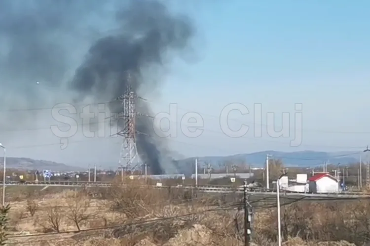VIDEO. Incendiu puternic în Apahida, Cluj.  Fumul este vizibil de la kilometri distanță. Un echipaj de pompieri se deplasează chiar acum la fața locului