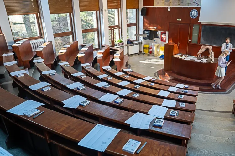 Proba de foc înainte de admitere: Aproape o mie de elevi s-au bătut cu subiectele de admitere la UMF Cluj. Câți vor reuși să intre la medicină în vară?