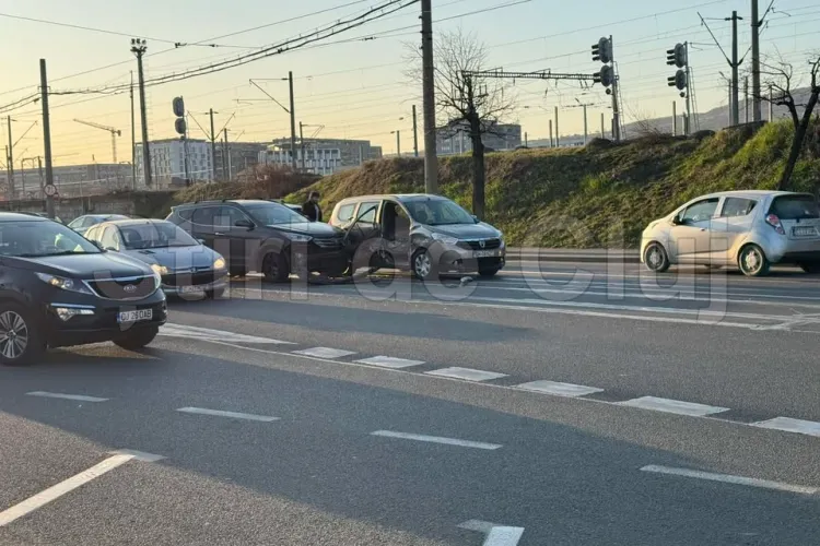 Accident în urmă cu câteva momente în Cluj-Napoca. Două mașini implicate. Circulați cu prudență în zonă- FOTO
