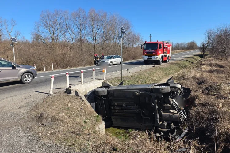Încă un accident cu mașină aruncată în șanț azi la Cluj, în urmă cu câteva momente. Este al treilea pe azi. Oameni buni, ciculați cu prudență! FOTO