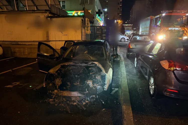 Mașină în flăcări în Cluj-Napoca. Un jandarm a intervenit rapid și a limitat incendiul până la sosirea pompierilor: „Spirit civic și reacție promptă” VIDEO