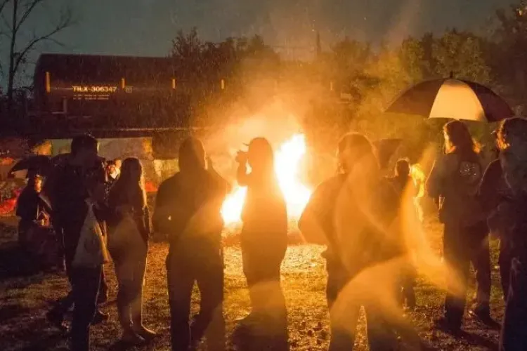 Părinții trag un semnal de alarmă în Cluj-Napoca! Mai mulți tineri gălăgioși fumează și fac mizerie într-un parc: „Au comportament vulgar”