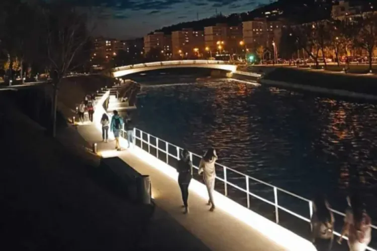 Nemulțumiri în Cluj-Napoca! Proiectul de iluminat de pe malul Someșului, criticat dur de locuitori: „O bătaie de joc”