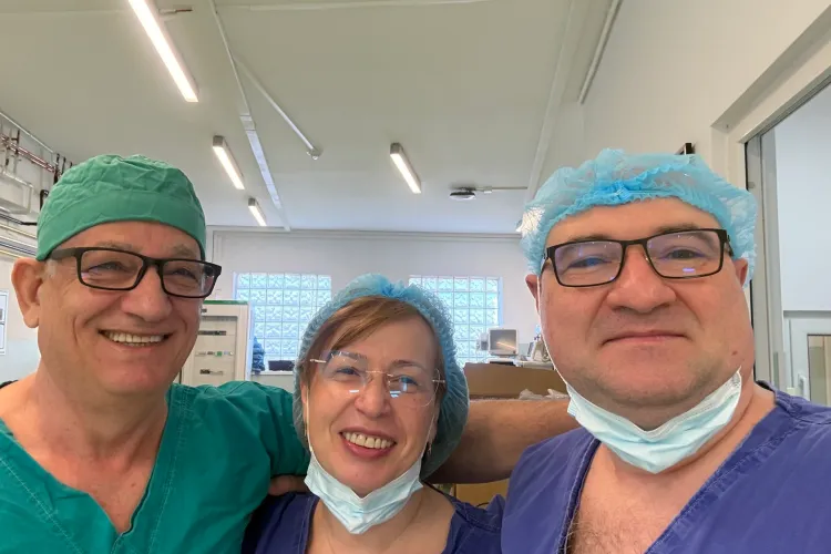 Ei au mâini de aur! Medicii clujeni au salvat o viață ce părea pierdută, prin al 23-lea transplant hepatic. Cunoscut chirurg clujean: „Sunt copleșit!”