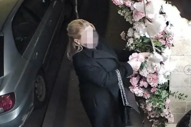 O doamnă elegantă s-a servit cu flori din aranjamentul unui salon de frumusețe din Cluj. Controversă puternică după publicarea imaginilor FOTO