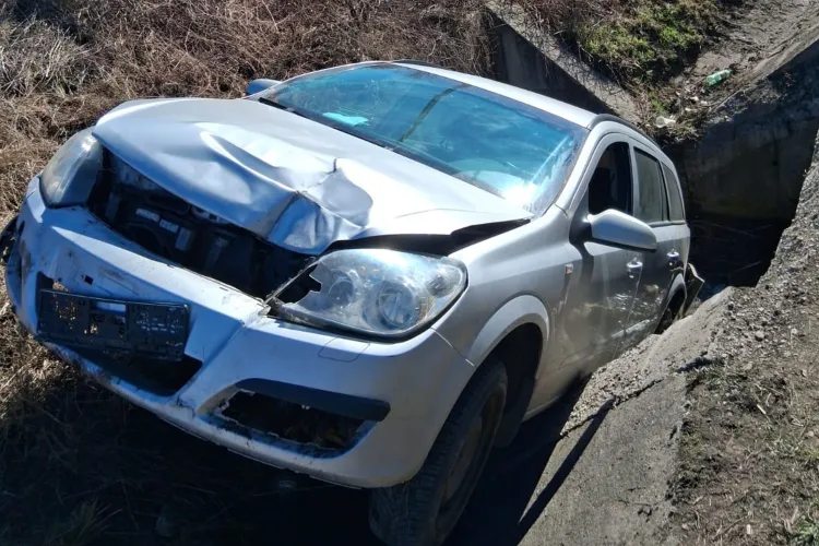 Accident în localitatea Sânpaul, județul Cluj. Două persoane au fost rănite: o copilă de 10 a fost transportată la spital alături de un bărbat