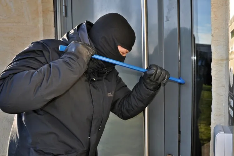 Tânăr reținut pentru furt calificat în Cluj. A intrat în curtea unei case și a furat bunuri din garaj și dintr-o mașină. Nu mai suntem în siguranță?