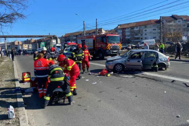 La un pas de tragedie! O tânără de 22 de ani, rănită după un accident violent cu trei mașini. Traficul, dat peste cap