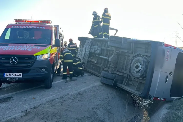 VIDEO: Microbuz cu 10 pasageri răsturnat pe Centura Nord-Est, între Cluj și Apahida, după un accident cu o autoutilitară. Patru persoane au ajuns la spital